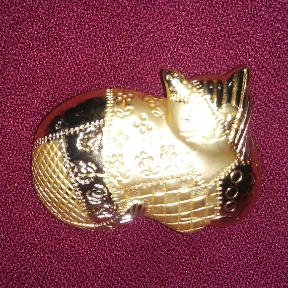 Vintage Jewelry - Vintage Gold Tone Cat Brooch signed Vintage Jewelry - Vintage Gold Tone Cat Brooch signed